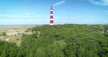 Ameland Deniz Feneri Ağaçların Üzerinde Uçuyor - Ameland, Hollanda, 4K İHA Görüntüsü