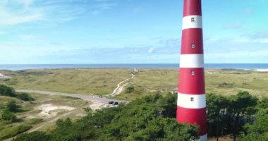 Ameland Deniz Feneri 'nin Kapanışı, Yükselen Vuruş - Ameland, Hollanda, 4K Drone Görüntüleri