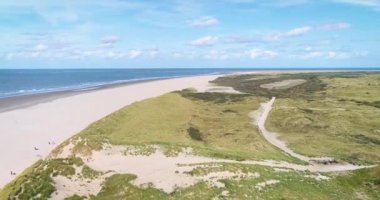 Ameland Adası 'nın Kuzey Denizi, Plajı ve Kumulları - Ameland, Hollanda, 4K Drone Görüntüleri