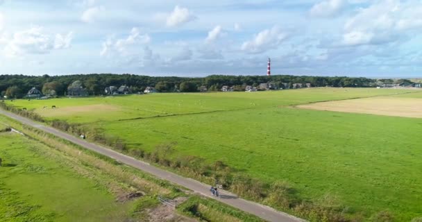 Para Rowerze Tandem Latarnia Morska Tle Ameland Holandia Nagranie Drona — Wideo stockowe
