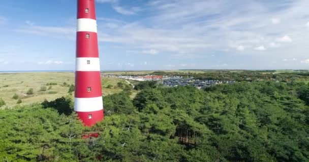 アムランド灯台は バケーションパーク ライジングショット アムランド オランダ 4Kドローン映像で閉じた — ストック動画
