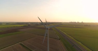 Rüzgâr Türbinleri Sırası Gün Batımında Mükemmel Dönüşlü Friesland, Hollanda, 4K İHA Görüntüleri