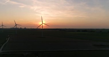 Sıcak Kehribar Günbatımında Rüzgar Türbinleri Sırası, Soldan Hareketli Friesland, Hollanda, 4K Drone Görüntüleri