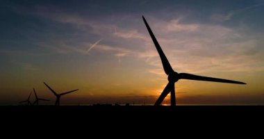 Rüzgar Türbinlerinin Güzel Günbatımı, Yüksek Kontrastlı, Statik Atış - Friesland, Hollanda, 4K Drone Görüntüleri