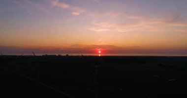 Kızıl Gün Batımında Bir Rüzgar Türbinine Yaklaş, Yüksek Karşıtlık - Friesland, Friesland, Hollanda, 4K Drone Görüntüleri