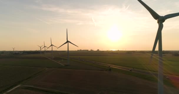 Rotorblätter Von Windkraftanlagen Drehen Sich Bei Sonnenuntergang Vor Der Sonne — Stockvideo