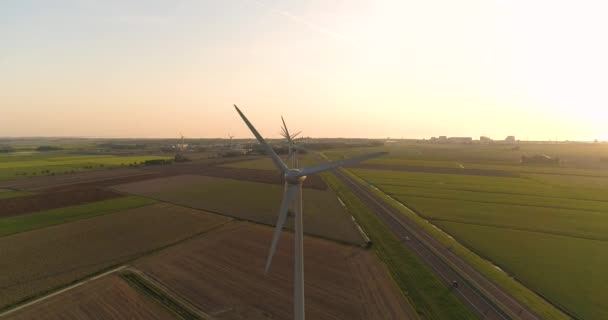 Række Vindmøllevinger Kort Dreje Perfekt Synkronisering Solnedgang Friesland Holland Drone – Stock-video