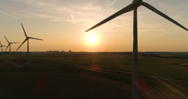 Rotorblätter Von Windkraftanlagen Drehen Sich Bei Warmem Bernstein Sonnenuntergang Vor — Stockvideo