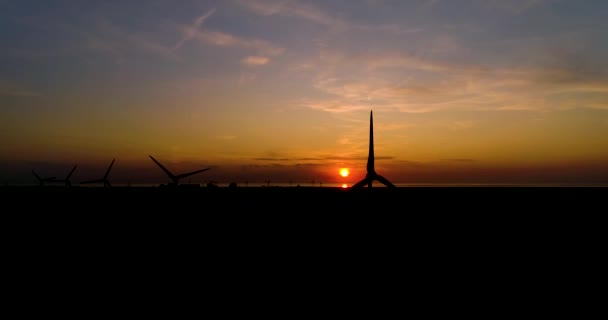Silhouetten Von Windkraftanlagen Während Eines Roten Sonnenuntergangs Die Blätter Blockieren — Stockvideo