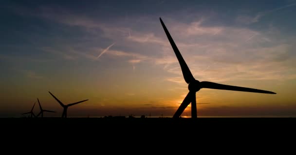 Silhouetten Von Windkraftanlagen Bei Schönem Sonnenuntergang Hoher Kontrast Statische Aufnahme — Stockvideo