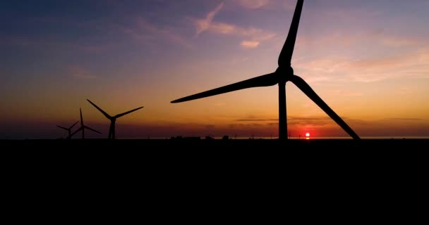 Silhouetten Von Windkraftanlagen Bei Schönem Roten Sonnenuntergang Aufsteigender Schuss Friesland — Stockvideo