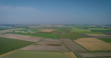 Geniş Düz Tarımsal Arazi ile çevrili Küçük Rüzgar Çiftliği - Friesland, Hollanda, 4K Drone Görüntüleri