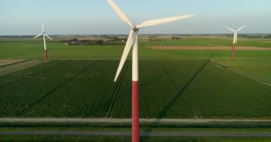 Günbatımında Kırmızı Beyaz Rüzgar Türbininin Kapanışı - Friesland, Hollanda, 4K Drone Görüntüleri