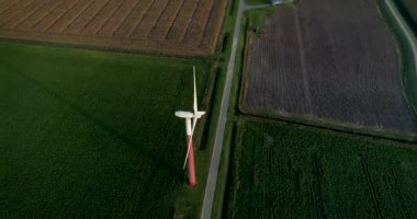 Kamera Dönen Rüzgar Türbini, Aşağı Bakış - Friesland, Hollanda, 4K İHA Görüntüsü