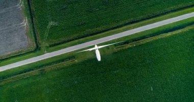Kamera Dönen Rüzgar Türbini, Üst Aşağı Friesland, Hollanda, 4K İHA Görüntüsü