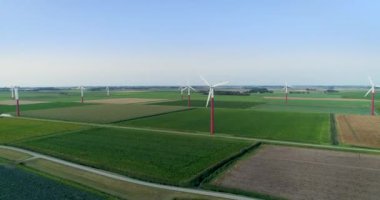 Türbinler Bir Rüzgar Çiftliği, Hollanda Düzlüğü - Friesland, Hollanda, 4K Drone Görüntüleri