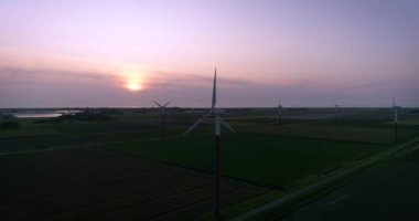 Günbatımında Rüzgar Çiftliği, Gri Mor Gök - Friesland, Hollanda, 4K Drone Görüntüleri