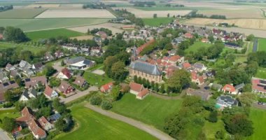 Hollanda Köyü Wijnaldum Mahallesi ve Andreas Kilisesi Friesland, Hollanda, 4K Drone Görüntüleri 