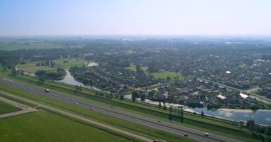 Hollanda Şehri Franeker, A31 Highway 'in bitişiğindeki mahalle, Sağa Taşınma Friesland, Hollanda, 4K Drone Görüntüleri