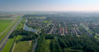 Hollanda Şehri Franeker, A31 Otobanının bitişiğindeki Mahalle, Daha Yakın Taşınma - Friesland, Hollanda, 4K İHA Görüntüsü