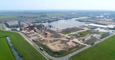Harlingen Sanayi Limanı Fabrikası ve Kum yığınları, Friesland Kamyonu, Hollanda, 4K İHA Görüntüleri