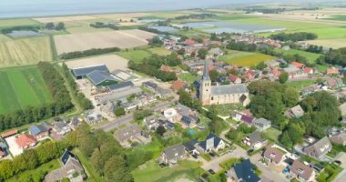 Hollanda Köy Oosterbierum ile bir kilise ve sera, Taşınma Sağı - Friesland, Hollanda, 4K Drone Görüntüleri