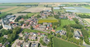 Hollanda Köy Oosterbierum ile bir kilise ve sera, Taşınma Sol - Friesland, Hollanda, 4K Drone Görüntüleri