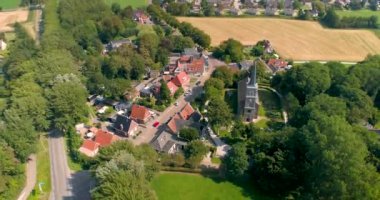 Köy Pietersbierum Kilisesi, Friesland, Hollanda, 4K İnsansız Hava Aracı