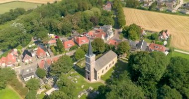 Vlilage Pietersbierum Kilisesi, Yakından - Friesland, Hollanda, 4K Drone Görüntüleri