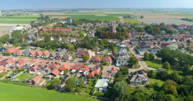 Hollanda Village Sexbierum, her iki kiliseyi gösteriyor - Friesland, Hollanda, 4K Drone Görüntüleri