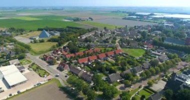Hollanda Köyü Sexbierum, Kilise ve Mahallesi - Friesland, Hollanda, 4K Drone Görüntüleri