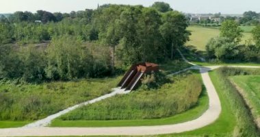 Merdiveni olan Eski Tepe Metal Anıtı - Wijnaldum, Friesland, Hollanda, 4K Drone Görüntüleri 