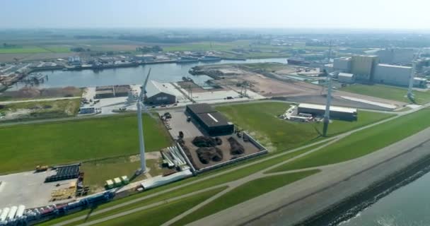 ハーリンゲン工業港フリースランドの隣の風力タービン オランダ4Kドローンフッテージ — ストック動画