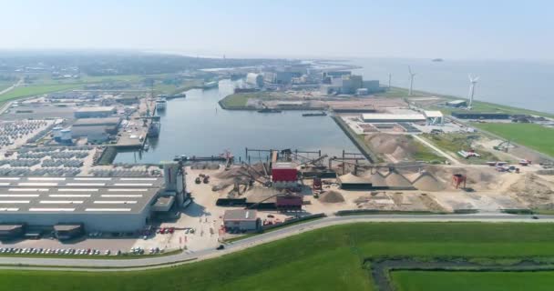 Harlingen Industriehafen Sand Und Kies Und Windkraftanlagen Forward Shot Friesland — Stockvideo