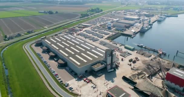 Harlingen Industriehafen Sand Und Kies Und Windkraftanlagen Forward Shot Friesland — Stockvideo