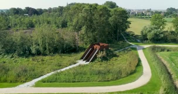 Metal Monument Art Old Mound Stairs Wijnaldum Friesland Holanda Drone — Vídeo de Stock