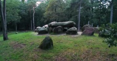 Hunebedden (Dolmen D45) in Emmen, Hunebedden - Drenthe, Hollanda, 4K Drone Görüntüleri