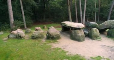 Hunebedden (Dolmen D45) Emmen, Fast shot - Drenthe, Hollanda, 4K Drone Görüntüleri