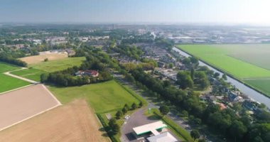 Hollanda Şehri Emmeloord Sınırı, Benzin İstasyonu ve Tarım Alanları - Flevoland, Hollanda, 4K Drone Görüntüleri