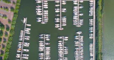 Limanda Eğlence Tekneleri, Top Down Ketelhaven, Flevoland, Hollanda 4K İHA Görüntüleri