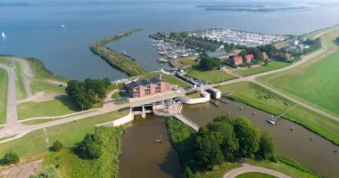 Colijn ve Sluice adlı pompa istasyonu - Ketelhaven, Flevoland, Hollanda, 4K Drone Görüntüleri