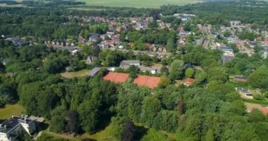 Hollanda Köy Beetsterzwaag, Ormanın Yanındaki Futbol Sahası ile Komşuluk - Friesland, Hollanda, 4K Drone Görüntüleri