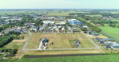 Hollanda Köy Gorredijk, Boş Alan Yakın Endüstri Arazisi - Friesland, Hollanda, 4K Drone Görüntüleri
