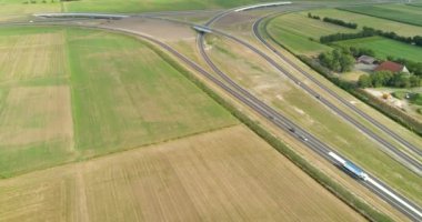 A6 A7 Otoyolu T-Junction, Çevresi Yeşil Tarım Alanlarıyla çevrili - Joure, Friesland, Hollanda, 4K Drone Görüntüleri