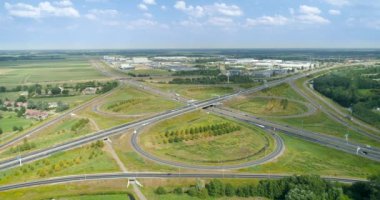 Heerenveen Highway Cloverleaf kavşağı A32 A7, Stationary shot - Friesland, Hollanda, 4K Drone Görüntüleri
