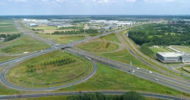 Heerenveen Otoyolu Cloverleaf Kavşağı A32 A7, Soldan Hareketli Friesland, Hollanda, 4K İHA Görüntüleri