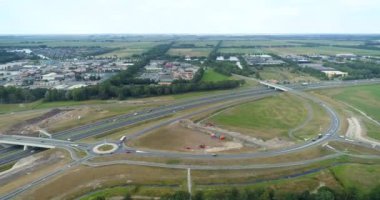 Bir Otoyol Üzerinde İki Roundabout, Pan Sol - Joure, Friesland, Hollanda, 4K İHA Görüntüsü