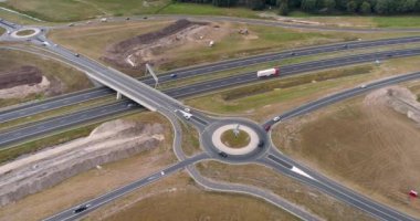 İki Roundabout Over a Highway, Static shot - Joure, Friesland, Hollanda, 4K Drone Görüntüleri