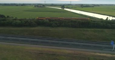 Train Crossing Bridge Highway Aqueduct, Tracking shot - Grou, Friesland, Hollanda, 4K Drone Görüntüleri