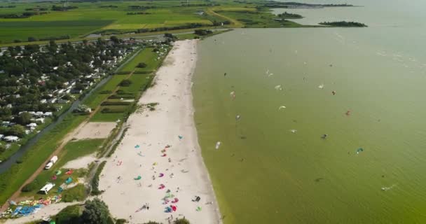 Grupo Kitesurfers Praia Para Frente Workum Frísia Holanda Drone Filmagem — Vídeo de Stock